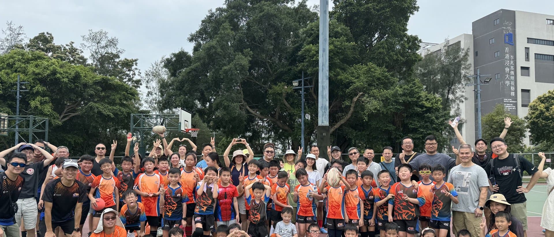 全會大合照，各年齡組球員同教練喺草地球場