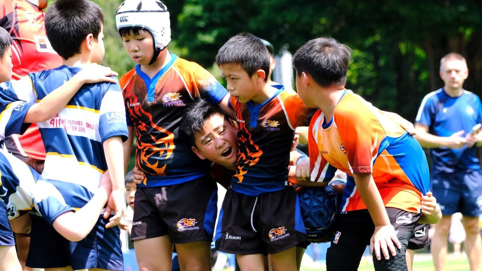 年幼組小朋友喺教練帶領下排隊練習