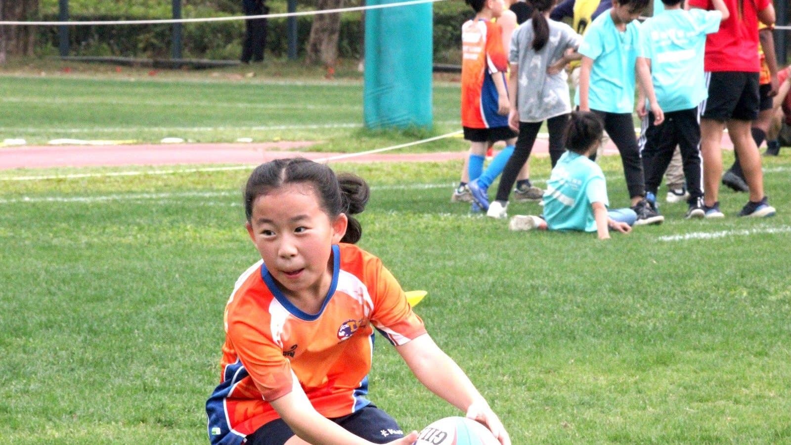 U9 球員喺比賽中面對碰撞接觸，有球證在場